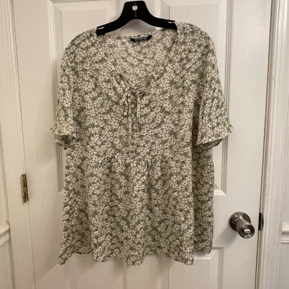 Bloomchic Short Sleeve Babydoll Green Daisy Floral Top Blouse NWOT size 14 / 16